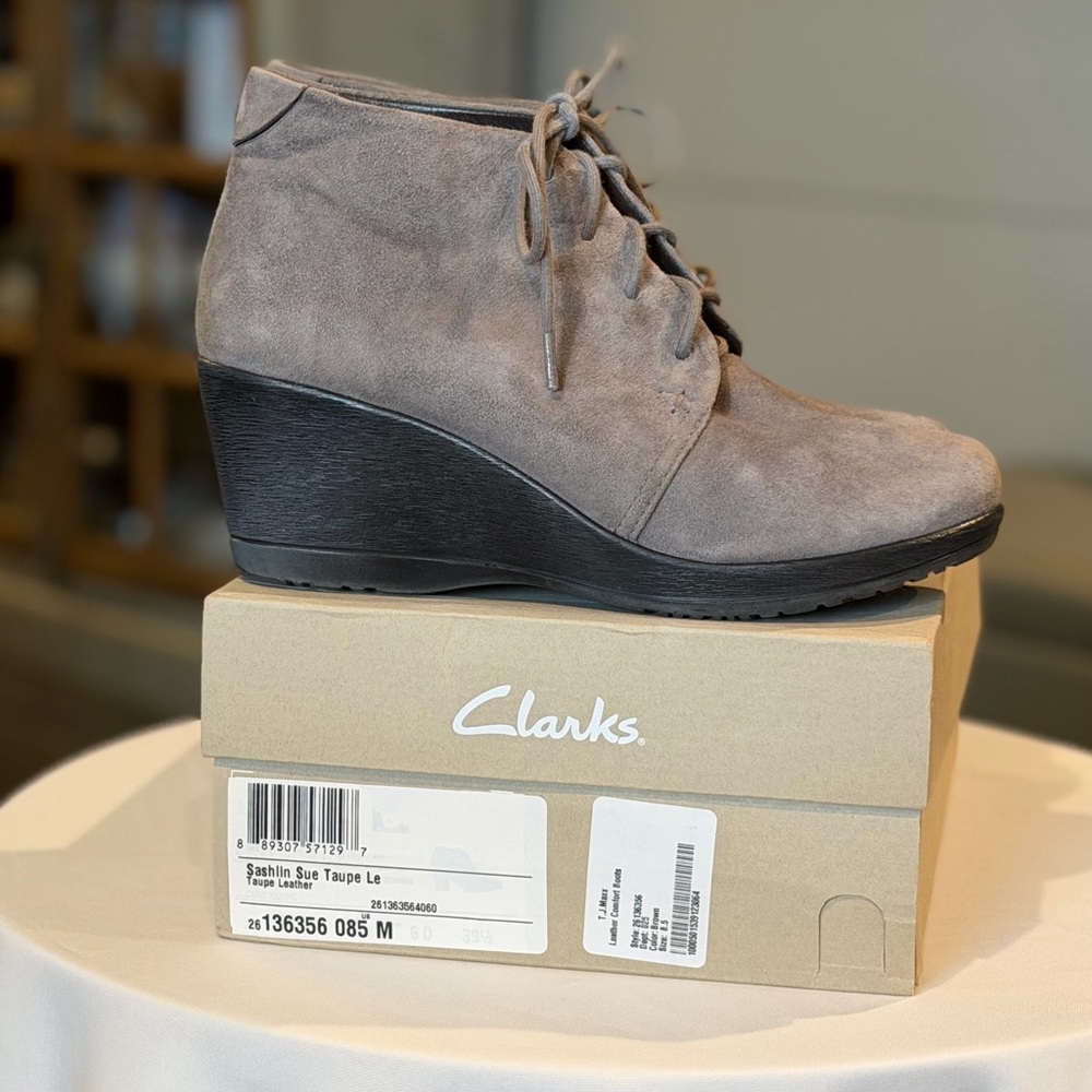 Clarks Sashlin Sue Taupe Gray Suede Lace-Up Wedge Bootie Ankle Boot Size 8.5